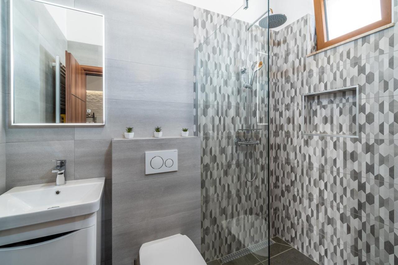 New! Promina Luxury Villa With 72Sqm Heated Pool, Jacuzzi, Infrared Sauna, Tennis Court, Media Room Bogatić Exteriör bild